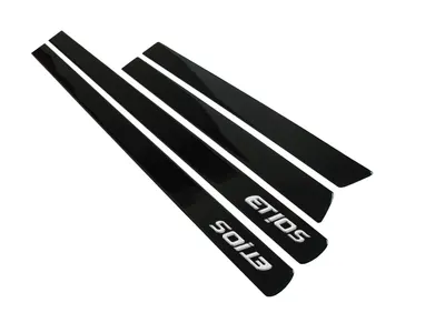 Friso Lateral Preto Escrita Cromo – Etios* — detalhe